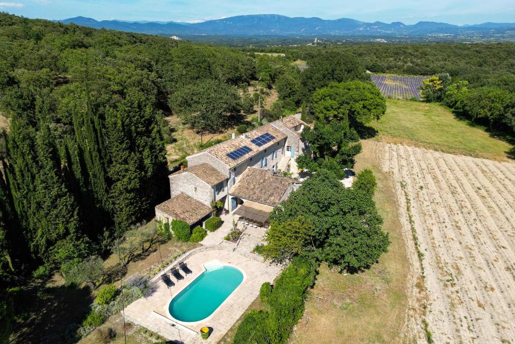 - une vue aérienne sur un domaine avec une piscine dans l'établissement Exceptionnel ! Mas provençal, à Montségur-sur-Lauzon