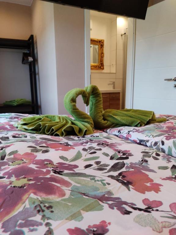 a green snake laying on top of a bed at Pension Kastanienhof in Waldmühlen