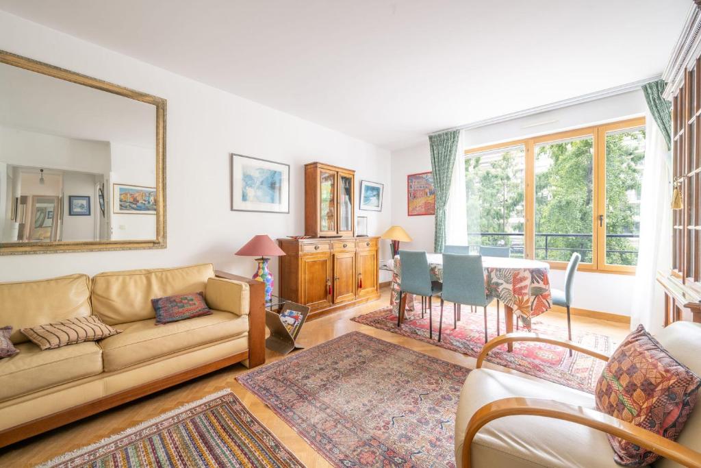 a living room with a couch and a table at Appartement Arcico - Welkeys in Boulogne-Billancourt
