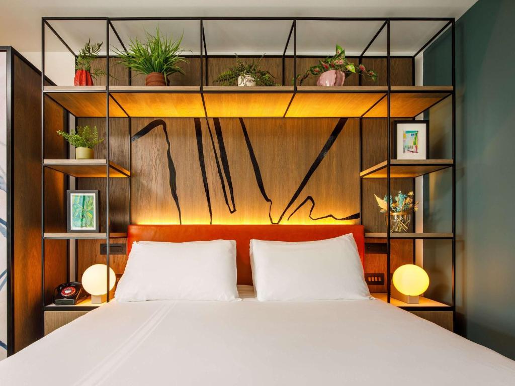 Llit o llits en una habitació de ibis Styles Edinburgh St Andrew Square