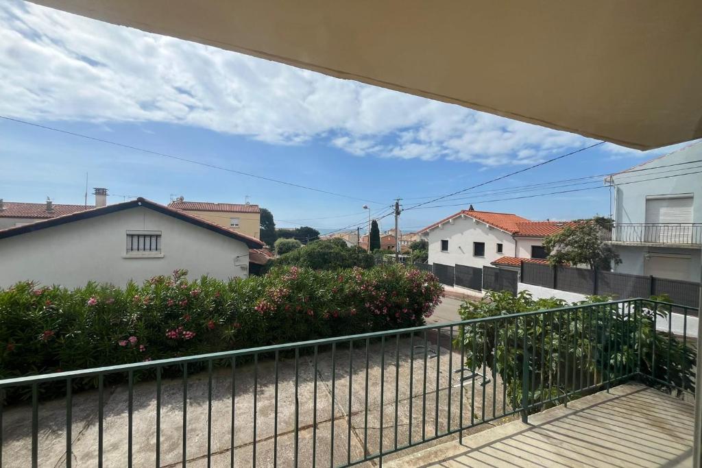 une vue depuis le balcon d'une maison dans l'établissement Comfortable apartment with sea view, à Fleury