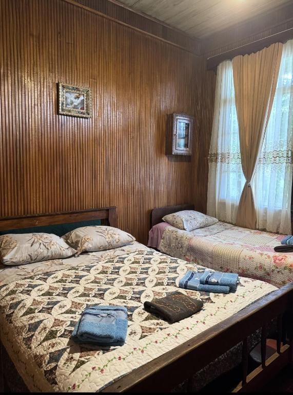 Postel nebo postele na pokoji v ubytování Martvili Guest House OASIS