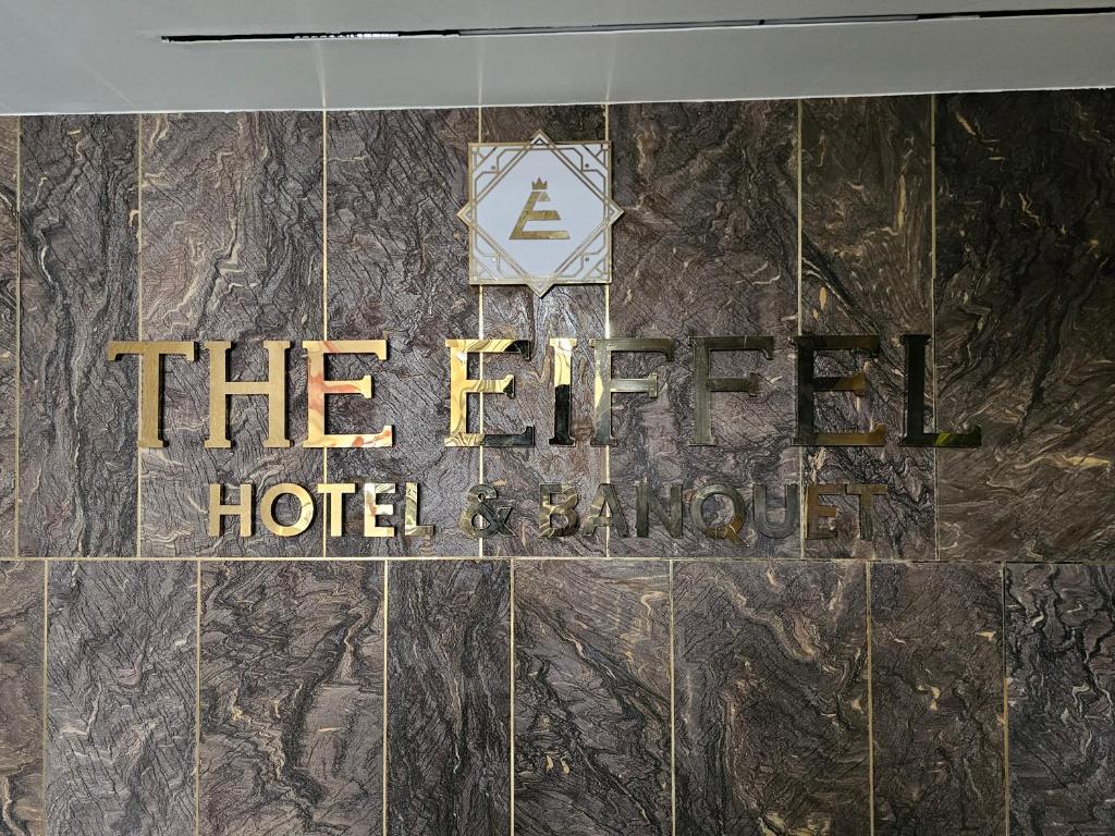 Certifikát, hodnocení, plakát nebo jiný dokument vystavený v ubytování The Eiffel Hotel & Banquet