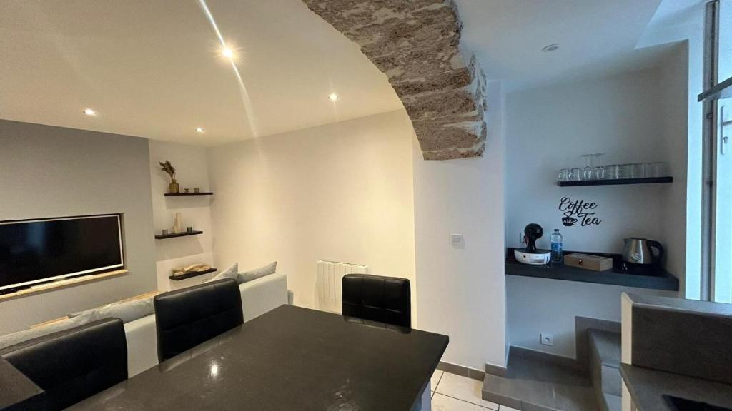 Televízia a/alebo spoločenská miestnosť v ubytovaní Appartement paisible entre terre et mer