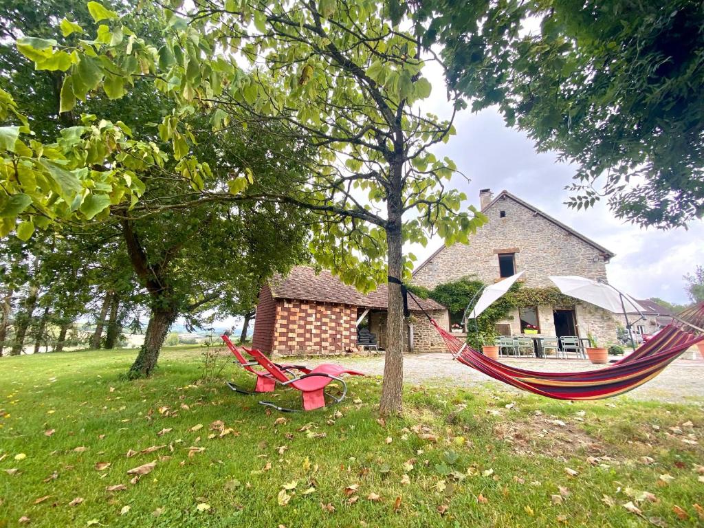un paio di amache di fronte a una casa di Gîte écologique de charme avec grand jardin, proche des Alpes Mancelles, idéal famille et amis - FR-1-410-132 a Moulins-le-Carbonnel