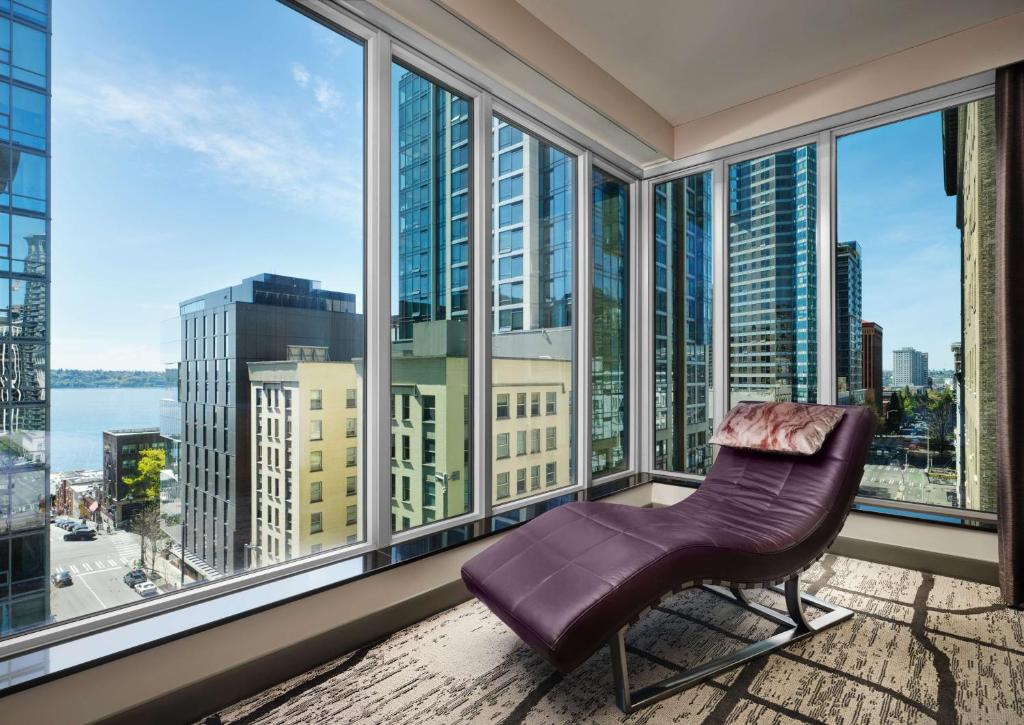 Posezení v ubytování The Charter Hotel Seattle, Curio Collection By Hilton