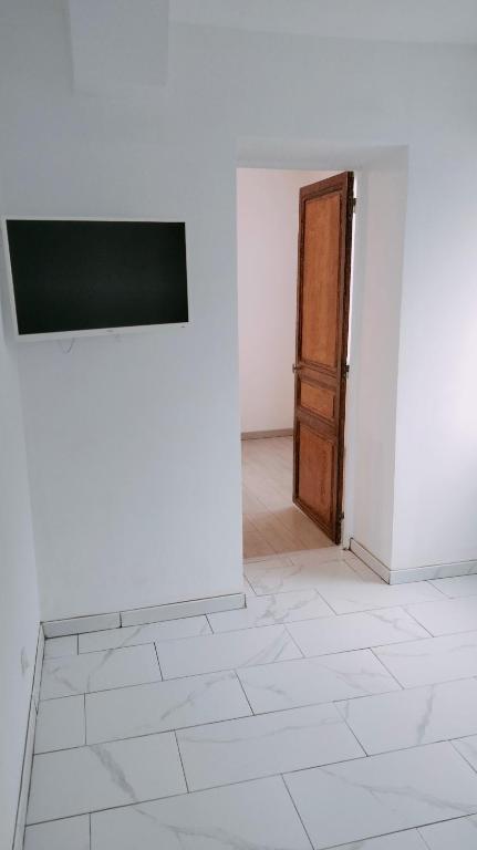 une pièce vide avec une porte et un miroir dans l'établissement Appartement meublé neuf, près de Paris et Beauvais, à Amblainville