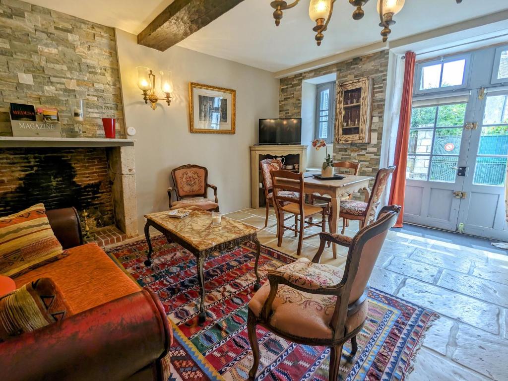 Photo de la galerie de l'établissement Appartement Charmant au Cœur Historique du Blanc, à Proximité du Château et du Parc Naturel - FR-1-591-36, à Le Blanc