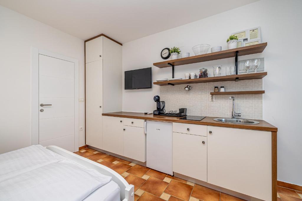 Kuchyň nebo kuchyňský kout v ubytování Villa Haya with heated pool