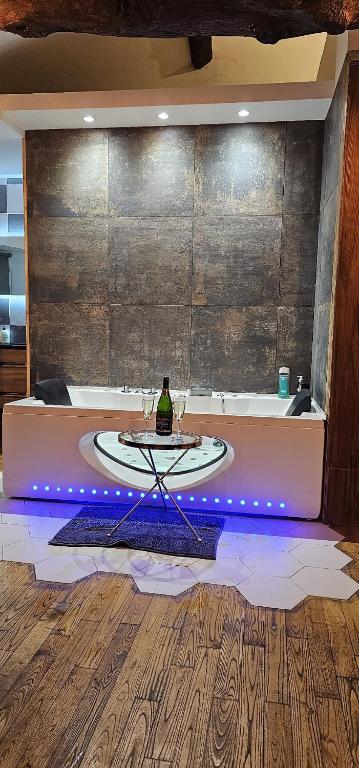 Suite Penthouse Romantique avec Jacuzzi, Confolens, Charente - Apartamento De Una Habitación