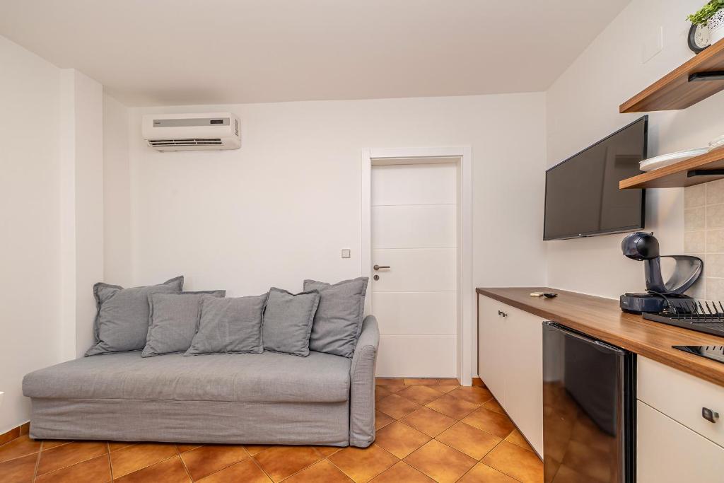 Kuchyň nebo kuchyňský kout v ubytování Villa Haya with heated pool