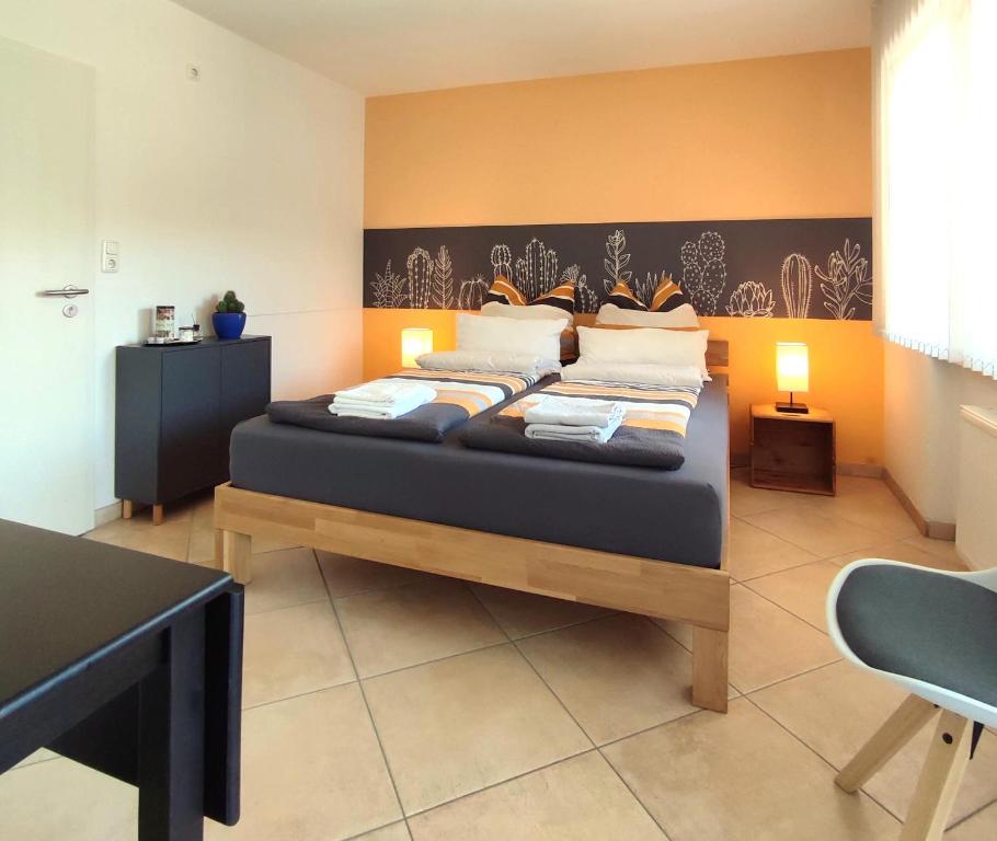 a bedroom with a bed with a black and orange wall at Zimmer mit Terrasse am Jakobsberg in Ockenheim