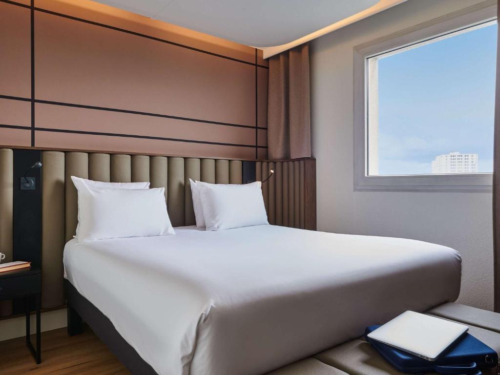 Postel nebo postele na pokoji v ubytování Mercure Paris Nanterre