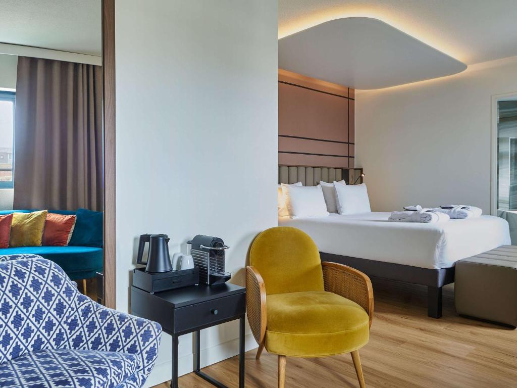 Postel nebo postele na pokoji v ubytování Mercure Paris Nanterre