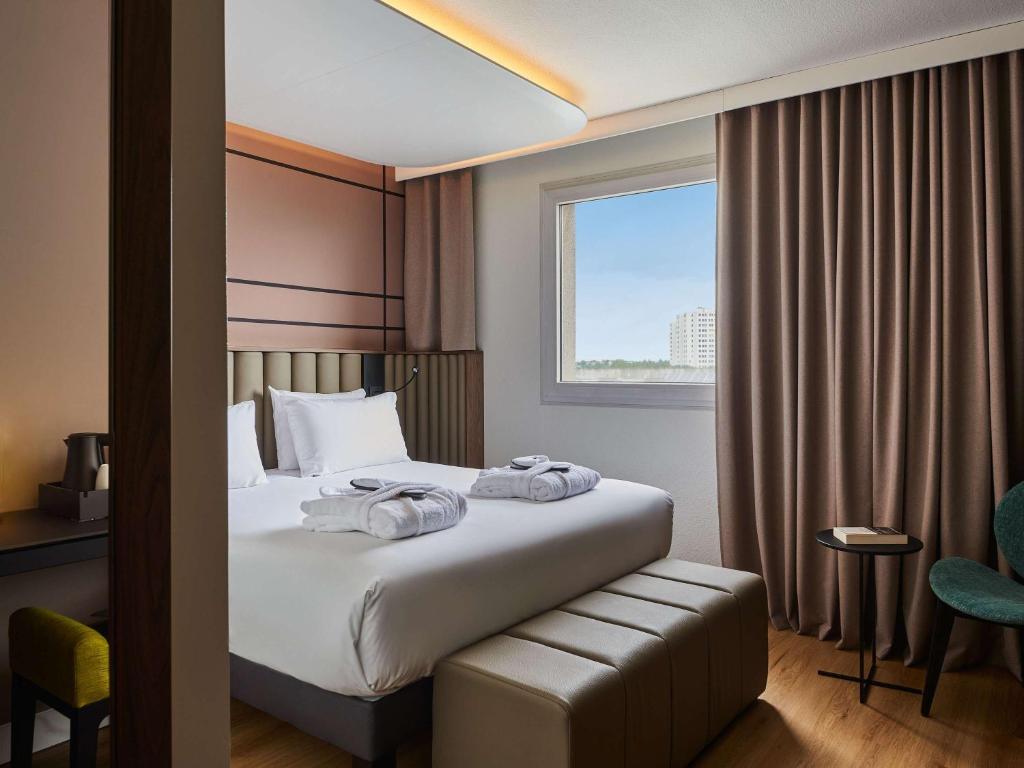 Postel nebo postele na pokoji v ubytování Mercure Paris Nanterre