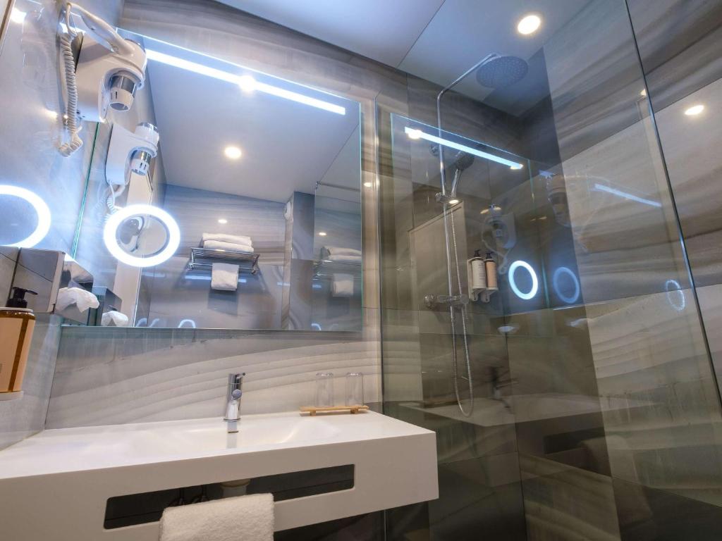 Koupelna v ubytování Mercure Paris Nanterre