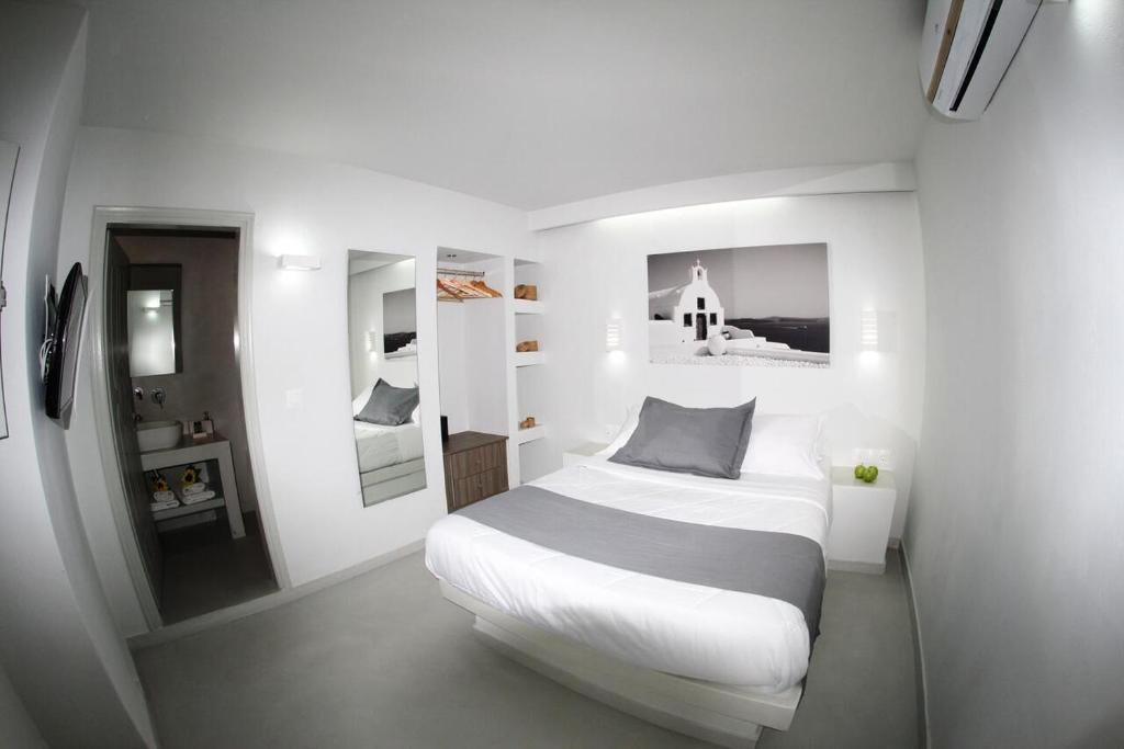 Letto o letti in una camera di Perissa BeachFront Rooms