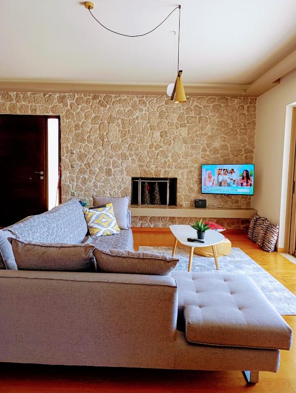 Телевизор и/или развлекательный центр в Avatonblue Villa Nafplio
