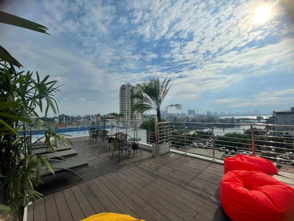 Bazén v ubytování Luxe Paradise Premium Hotel Pham Hong Thai nebo v jeho okolí