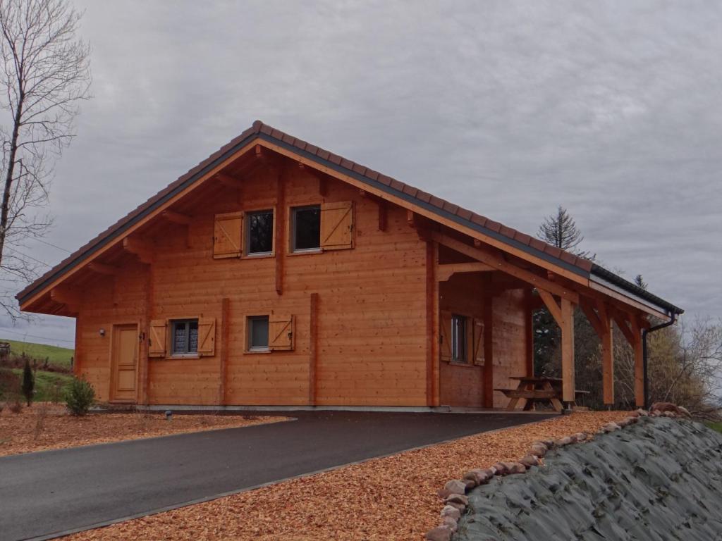 Zdjęcie z galerii obiektu Chalet individuel avec TV, WIFI et cuisine équipée, près de sentiers de randonnée et stations de ski - FR-1-589-472 w mieście Girmont-Val-dʼAjol