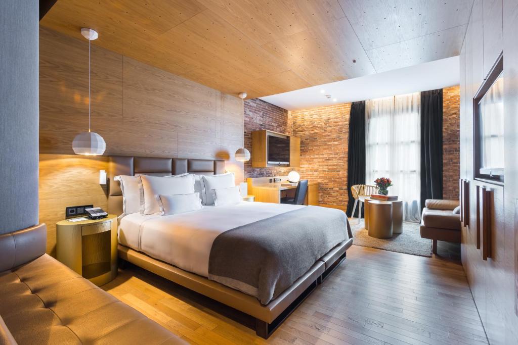 Postel nebo postele na pokoji v ubytování Monument Hotel