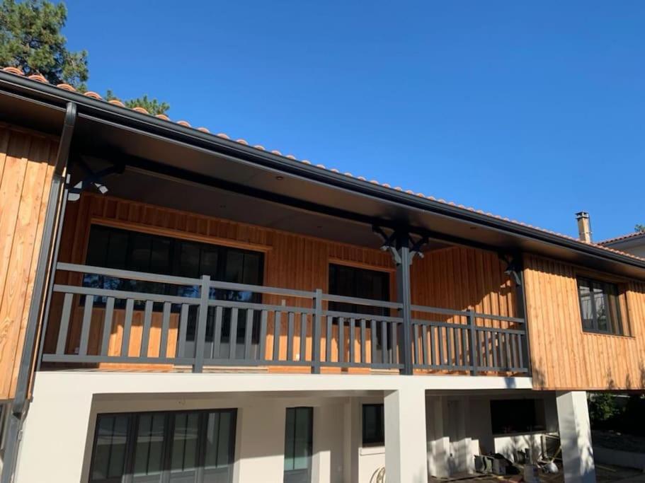 Cette grande maison dispose d'un balcon sur le côté. dans l'établissement Villa du Canon, à Lège-Cap-Ferret