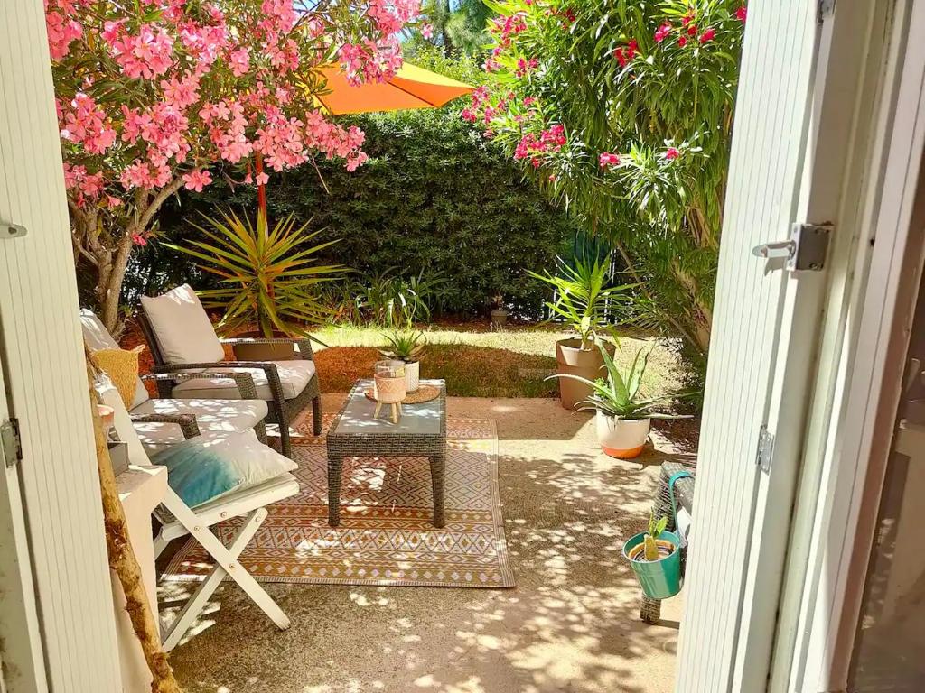 un patio avec une table, des chaises et des plantes dans l'établissement T2 à 5 minutes des plages du Mourillon, à Toulon