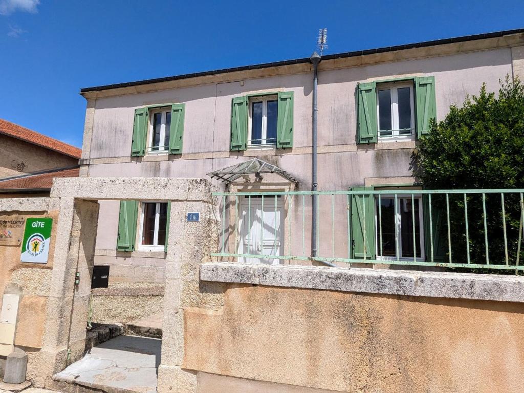 an old building with green shutters and a balcony at Gîte accueillant 10 pers avec terrasse, proche nature, idéal pour famille et PMR à Mécrin - FR-1-585-12 in Mécrin