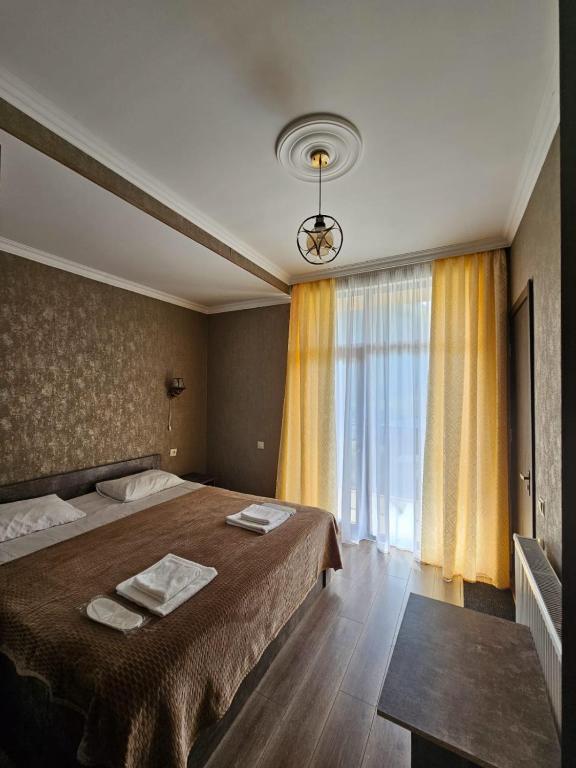 Postel nebo postele na pokoji v ubytování DISCOVER KAZBEGi HOTEL