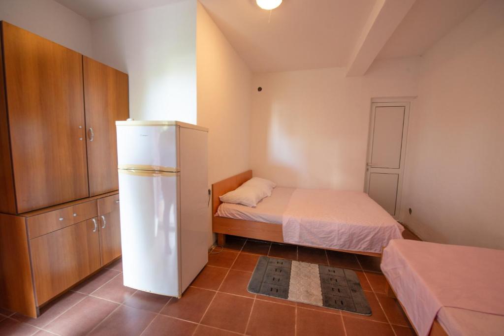 Postel nebo postele na pokoji v ubytování Shkreli Apartments