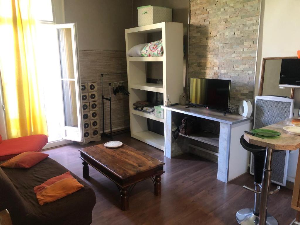 un salon avec un canapé et une table dans l'établissement SUN SETE BEACH Studio, à Sète