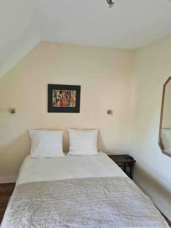 Katil atau katil-katil dalam bilik di Hotel Saint julien aux bois