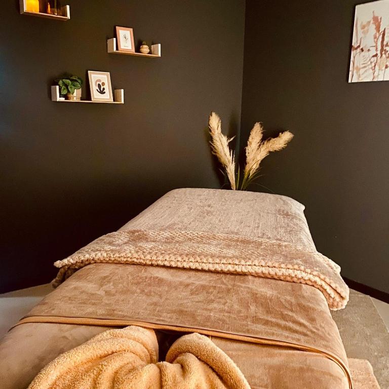 Postel nebo postele na pokoji v ubytování LE M HOTEL & SPA HONFLEUR