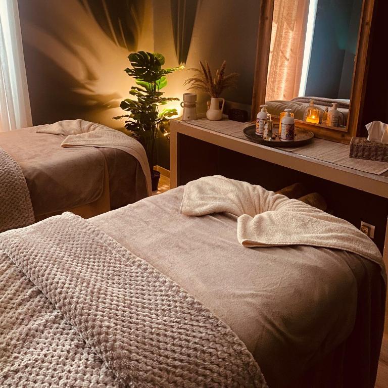 Postel nebo postele na pokoji v ubytování LE M HOTEL & SPA HONFLEUR