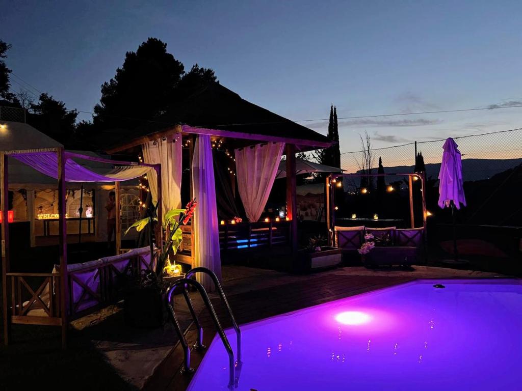 - une piscine avec des lumières violettes la nuit dans l'établissement Lamaisondugénie, à Nice