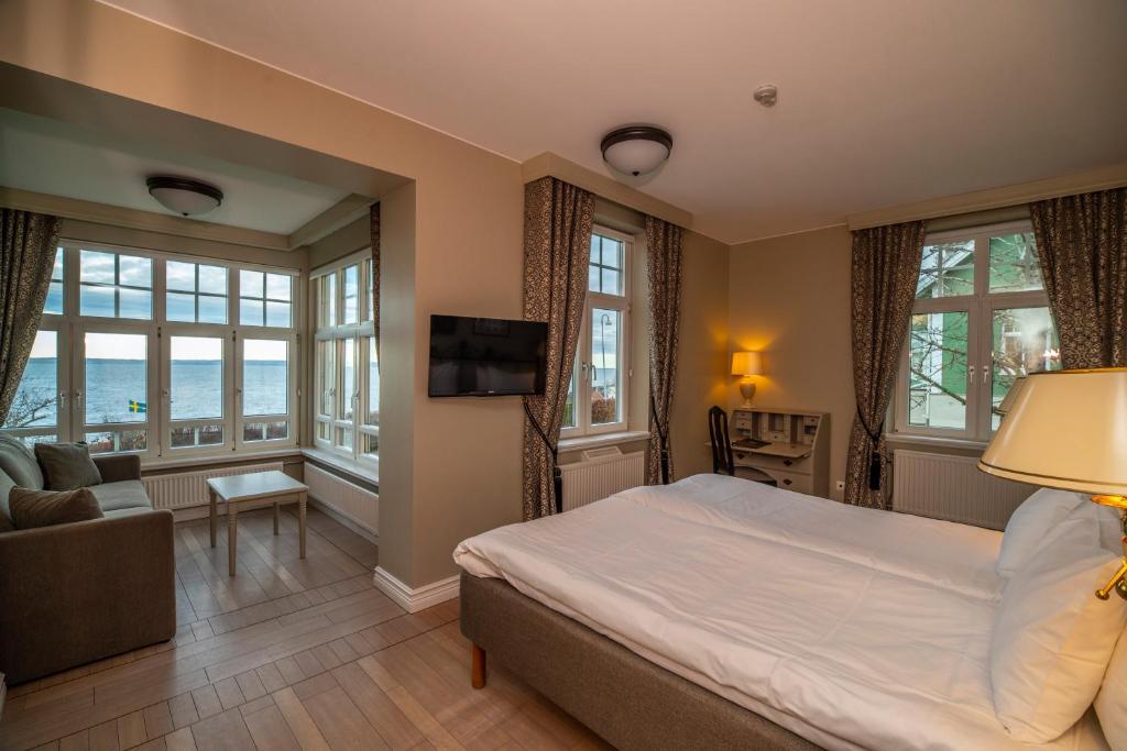 TV a/nebo společenská místnost v ubytování Hotel Rusthållargården