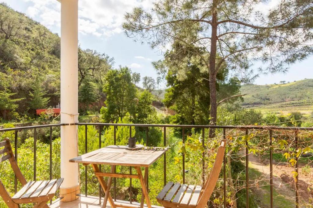 un tavolo e sedie su un balcone con vista di Quinta Shangri-La a Silves