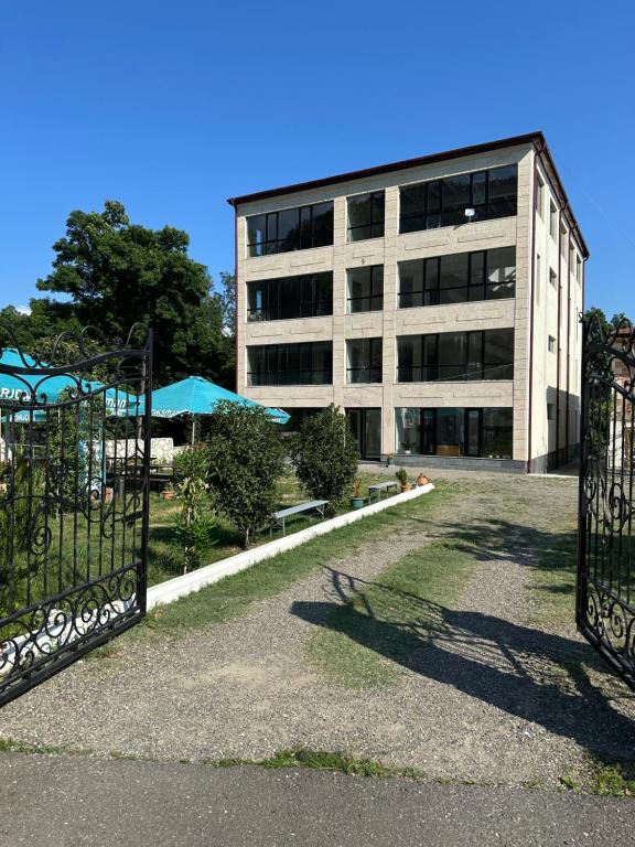 un immeuble de bureaux avec des portes devant lui dans l'établissement La Montagna, à Gordi