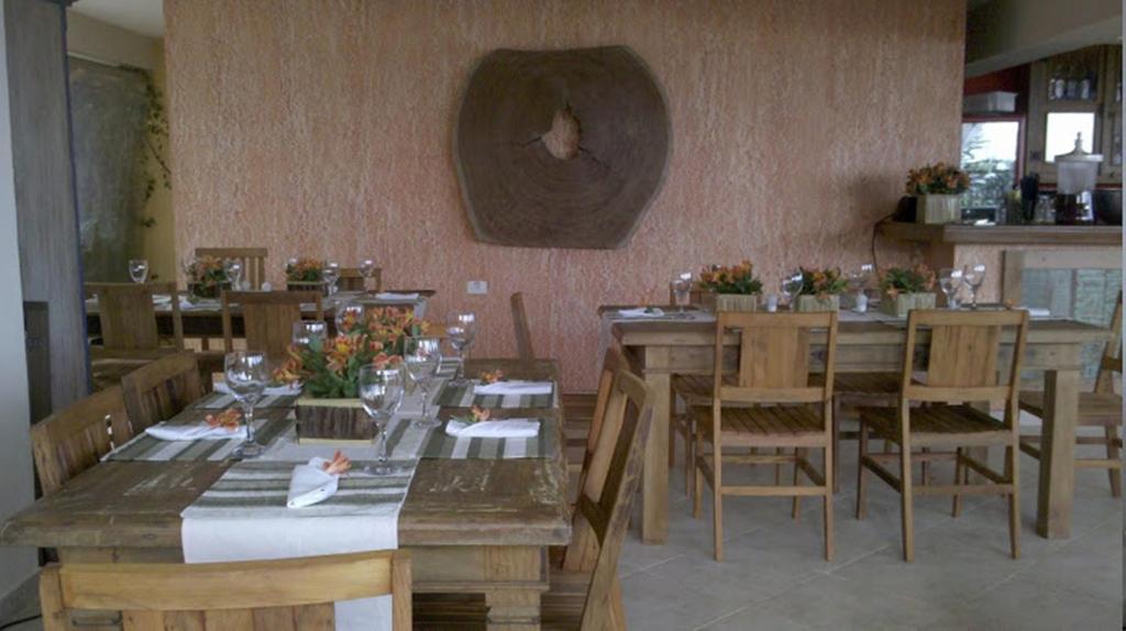 Um restaurante ou outro lugar para comer em Juquehy La Plage Hotel
