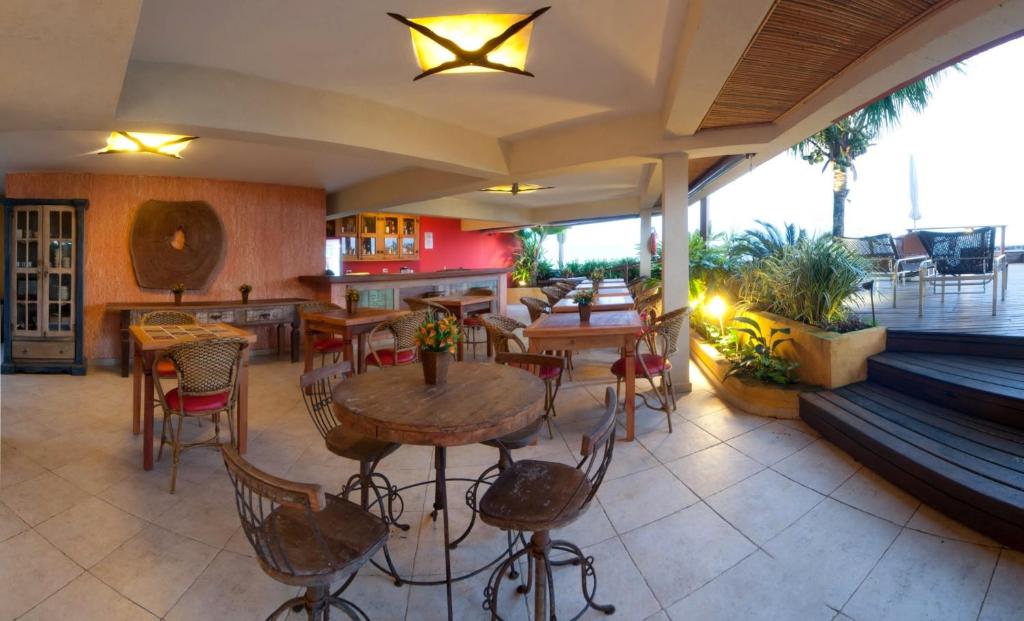 Uma área de estar em Juquehy La Plage Hotel