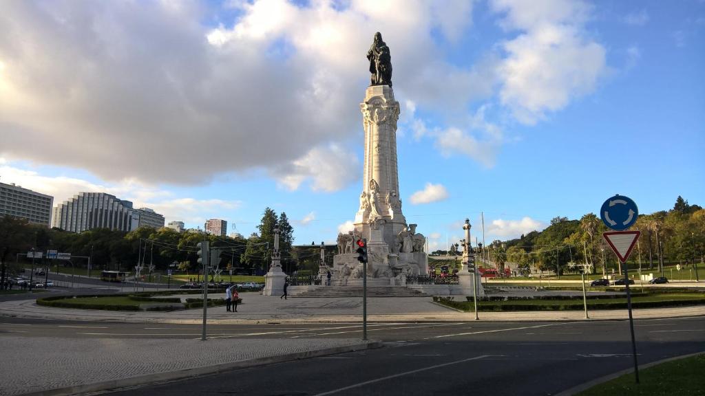een monument in een stad met een standbeeld erop bij Alex Home in Lissabon