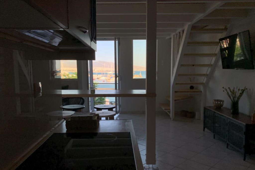 TV a/nebo společenská místnost v ubytování Zefi's Loft - Sea View in Piraeus