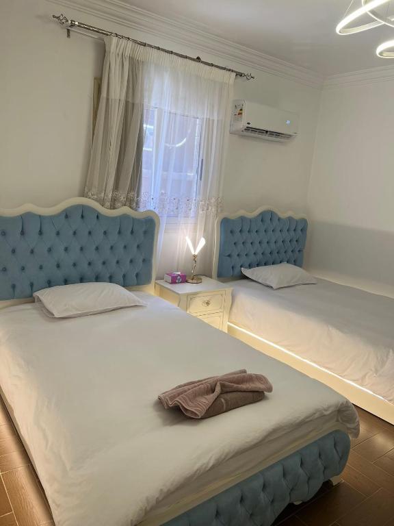Postel nebo postele na pokoji v ubytování oasis guest house