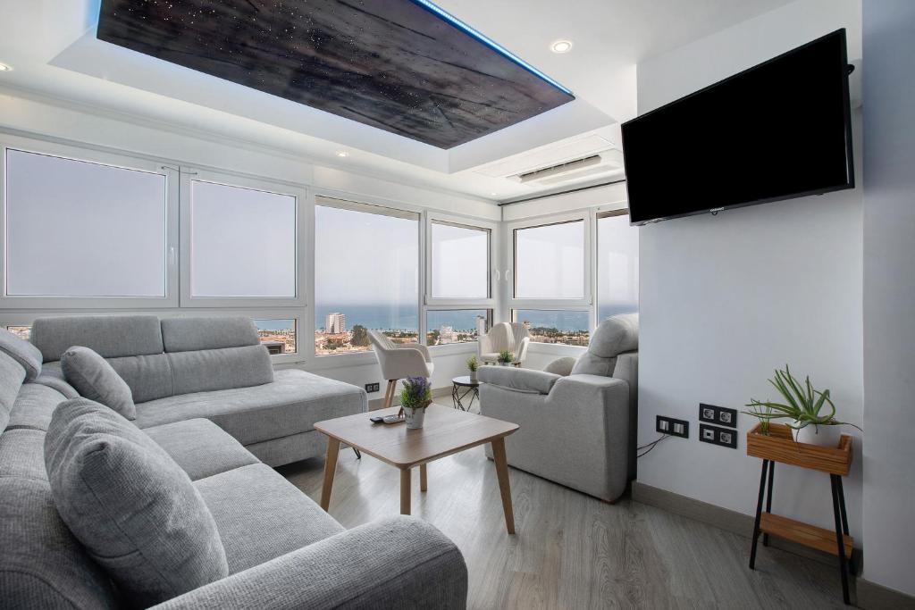 salon z kanapami i telewizorem z płaskim ekranem w obiekcie Vistas al Mar Torremolinos w mieście Torremolinos