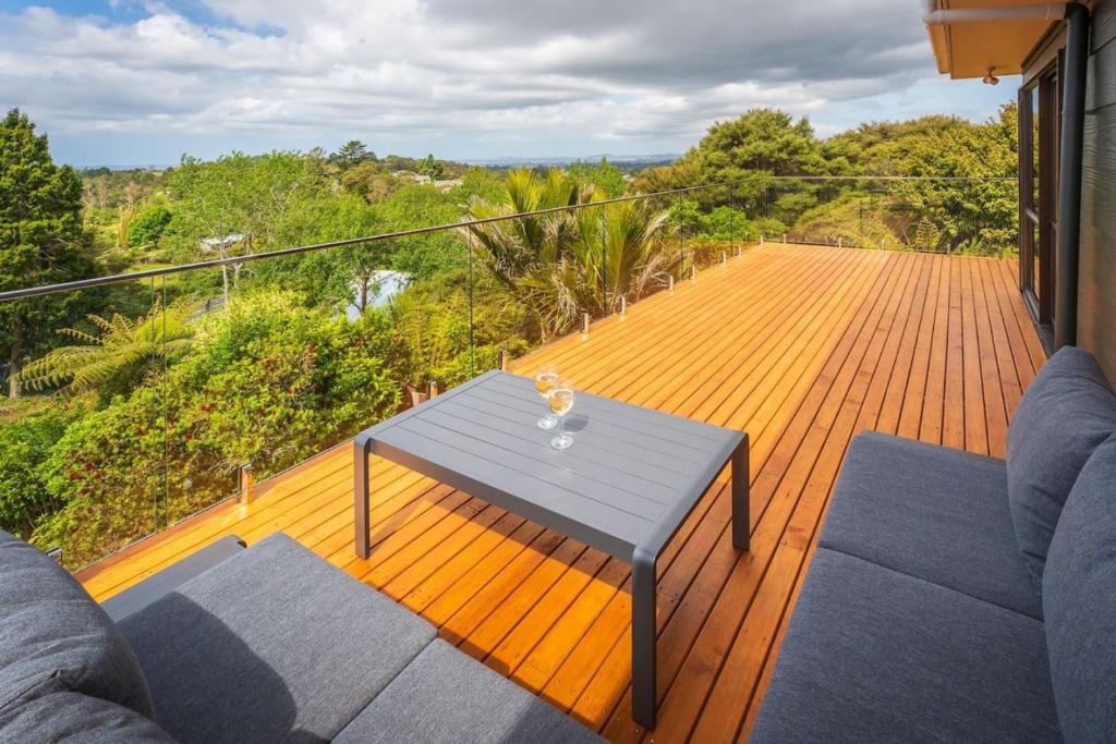 una terrazza in legno con tavolo sul balcone di Chapman House Auckland ad Auckland