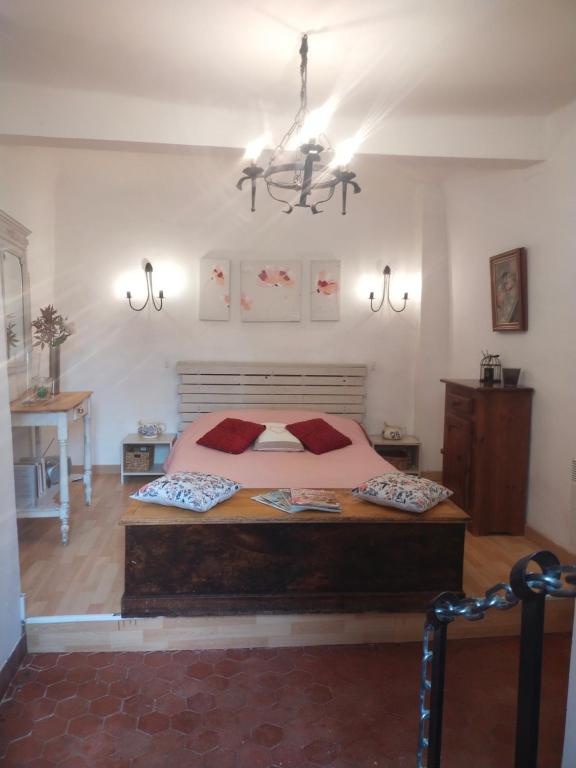 ein Schlafzimmer mit einem großen Bett in einem Zimmer in der Unterkunft Coquette petite maison de village in Aups