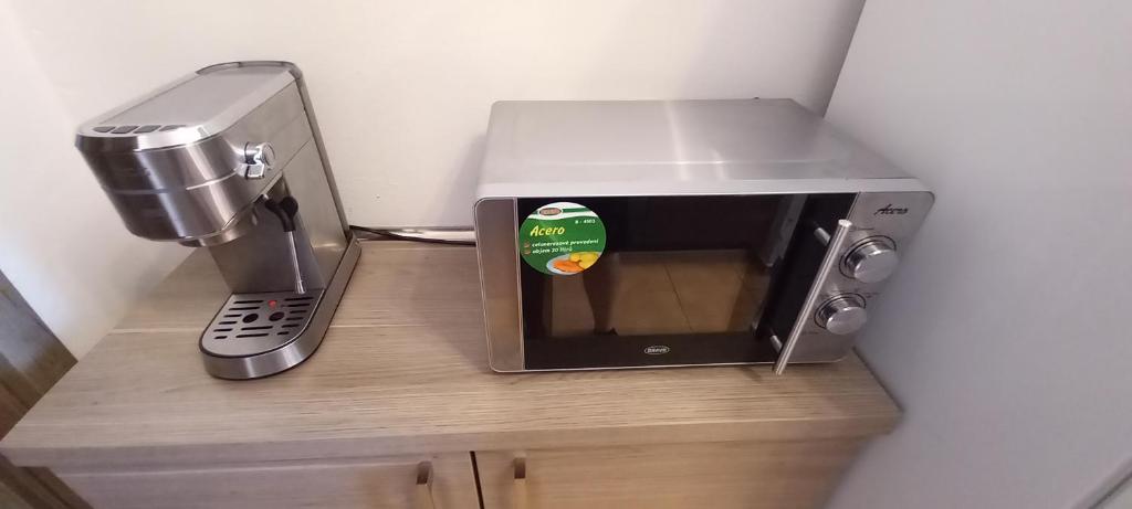 Příslušenství pro přípravu čaje a kávy v ubytování Apartmány u náměstí Sušice