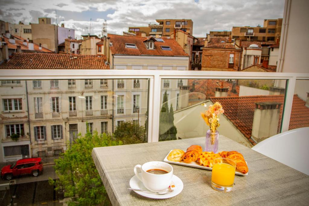 
One-Bedroom Apartment and Lounge Area with Sofa Bed
