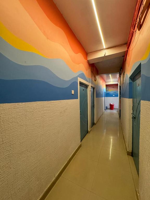 un corridoio con un murale colorato sul muro di Madsquad Hostel Dorms & Rooms a Varanasi