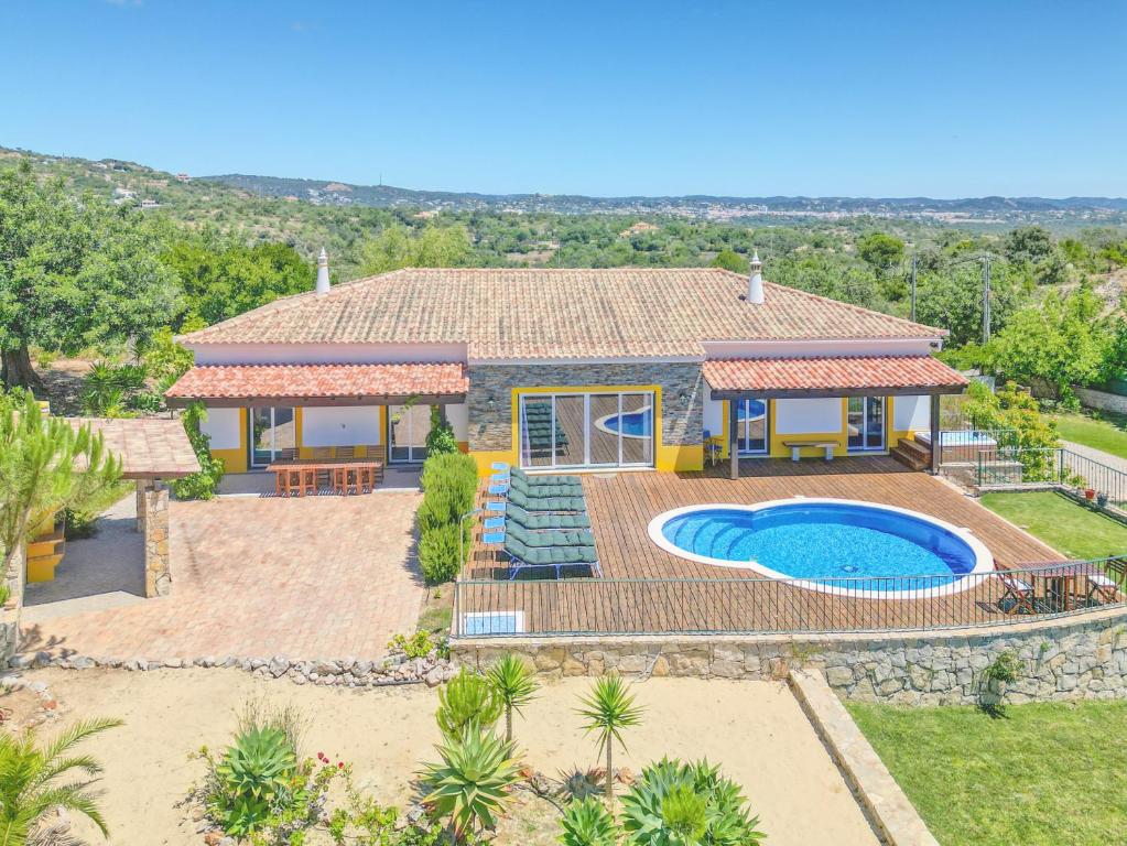 een luchtfoto van een huis met een zwembad bij Casa Alto de Santo Antonio in São Brás de Alportel